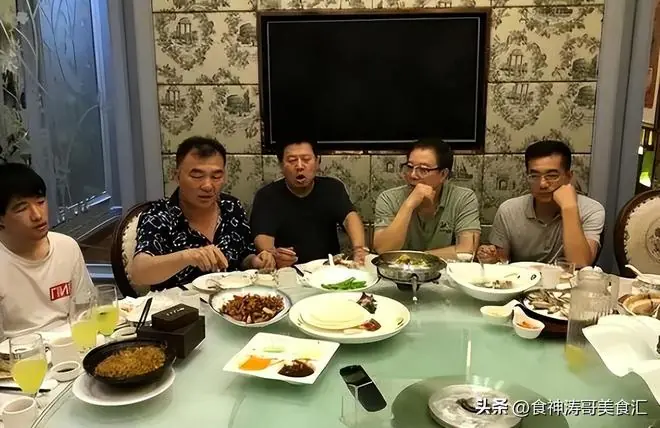 男子宴请众人，好友点4瓶茅台2桌美食，结账时怒斥：把我当冤大头