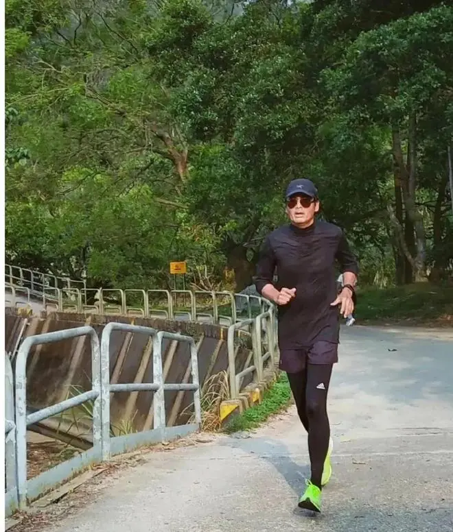 在香港，爱跑步的人除了周润发，还有一个徐濠萦，全马345，人称“肯尼亚徐”