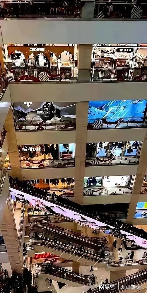 西安赛格事件仍在发酵！当地网友吐槽，商场封闭地铁出口一大半、引导路人穿行商场，引发质疑
