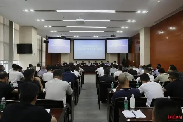 成都动真格！网约车无证全部清退，罚到疼！网友：早该这么狠！