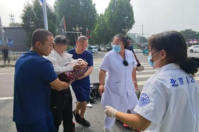 路口电动自行车相撞一人受伤，消防员秒变“急救员”暖心施救