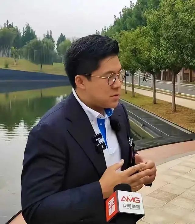 霍启刚低调过寿，朱玲玲另辟蹊径，母子俩走出豪门阴影