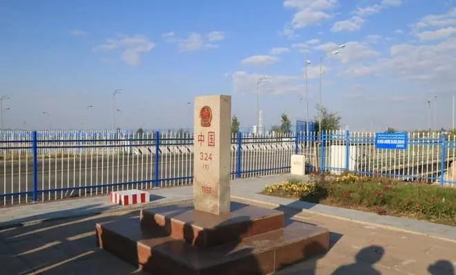 全世界和谐的7条国界线，我国占其中之一，两国士兵经常蹭吃蹭喝