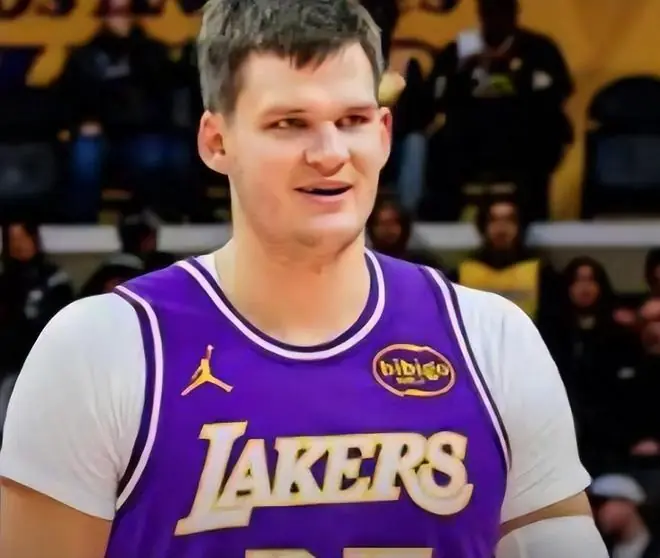 NBA疯狂一夜！湖人连签4人，布朗1换5，乔治联手獭兔，詹姆斯待定