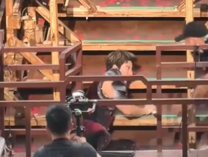 王力宏回应“演唱会摔倒满脸是血”：缝了27针才把耳朵重新缝合，脸上伤口缝了12针