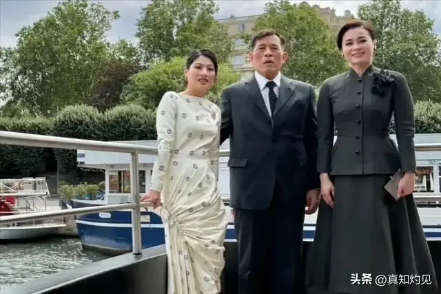 泰国一家三口游塞纳河，苏提达被思蕊梵抢了风头？说实话输得不冤