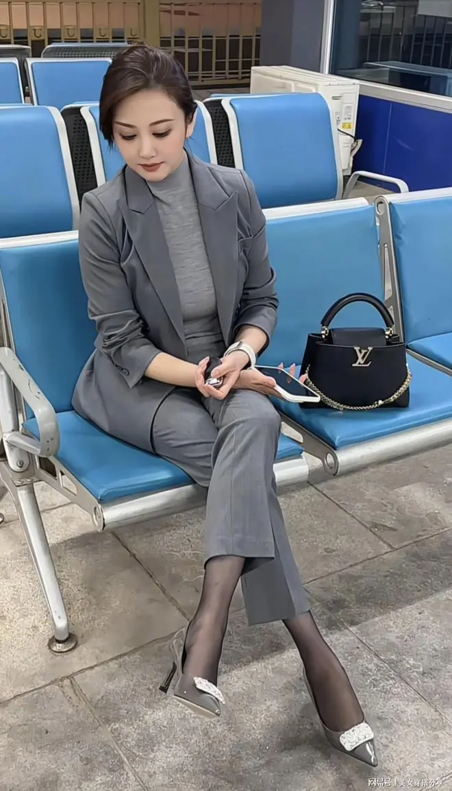 30岁以上成熟女人，才能把这种职业打扮穿出韵味来