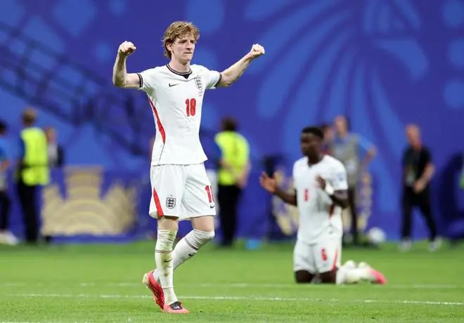 疯狂2-1逆转！凯恩双响+4场5球紧追梅西，英格兰绝杀进16强