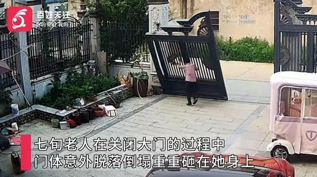 74岁老人被脱落的400斤大门砸进ICU，全身多处骨折，家属：商家说是我妈的错