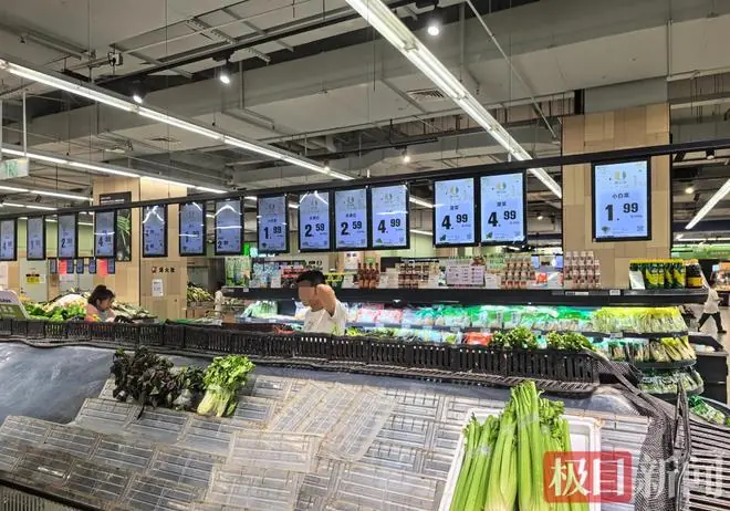 台风“巴威”逼近，部分宁德市民提前囤货，相关部门号召理性采购，超市加快补货：所有口味泡面都卖得很好