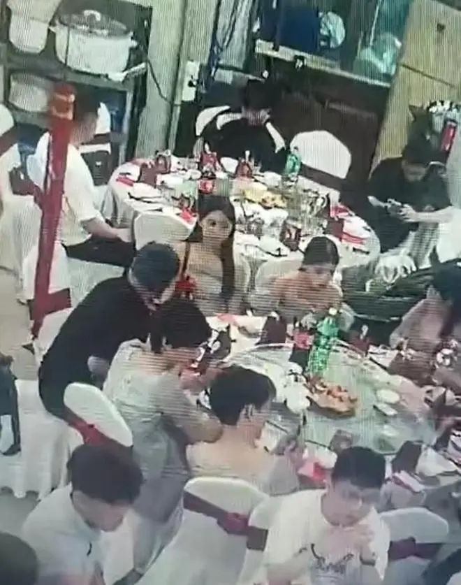 广东婚宴起冲突，堂姐强占主桌逼长辈坐角落，新娘劝阻还摔碗离席