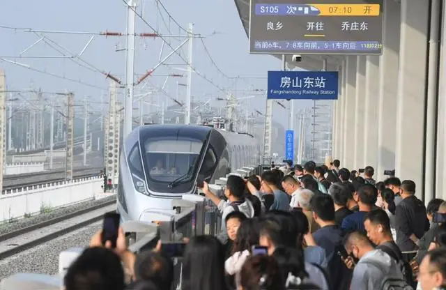 北京市郊铁路副中心线西段运营首日，乘客点赞“进站快、有大座”