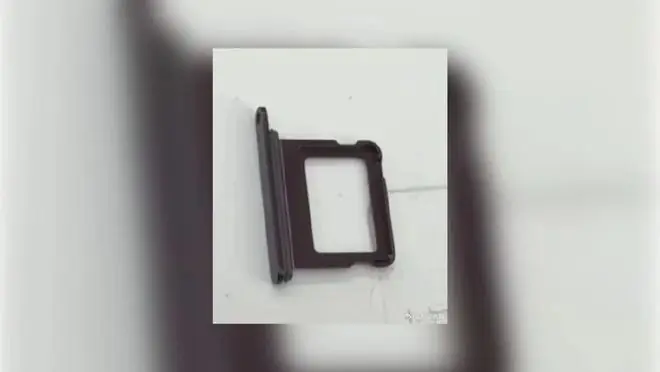 疑似 iPhone 18 Pro 的 SIM 卡托曝光：有深樱桃红色？