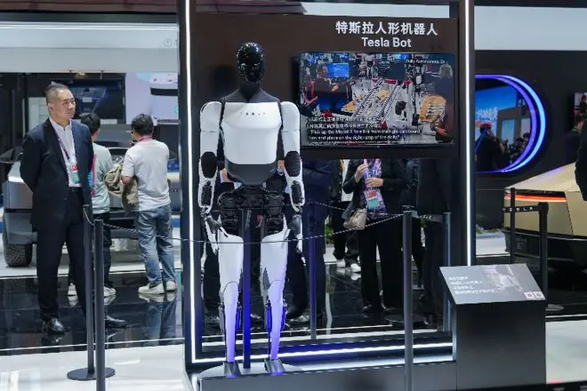 马斯克探访人形机器人产线，重申初期生产会极其缓慢