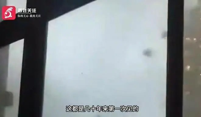 龙卷风横扫湖北小镇的2分钟：两名居民被卷出屋外不幸坠亡，大量屋顶“消失”！多部门已进驻，抢险与灾后恢复工作在高温中进行