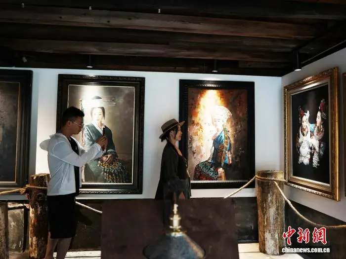 2026年6月,游客在贵州雷山县乌东苗寨“大山里的美术馆”参观拍照。中新社记者 周燕玲 摄