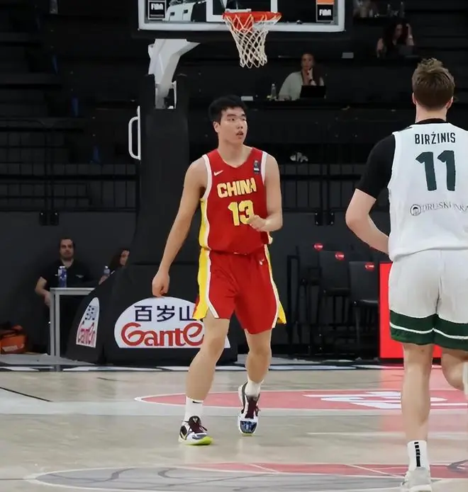 中国男篮输10分！爆发大规模冲突，3人罚出场，1人摔重伤
