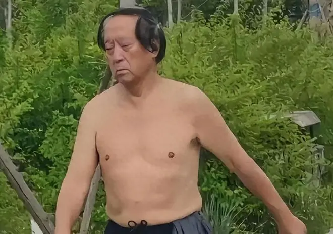 折腾半生倾家荡产，77岁牛群近况曝光，被美国毕业的儿子这样对待