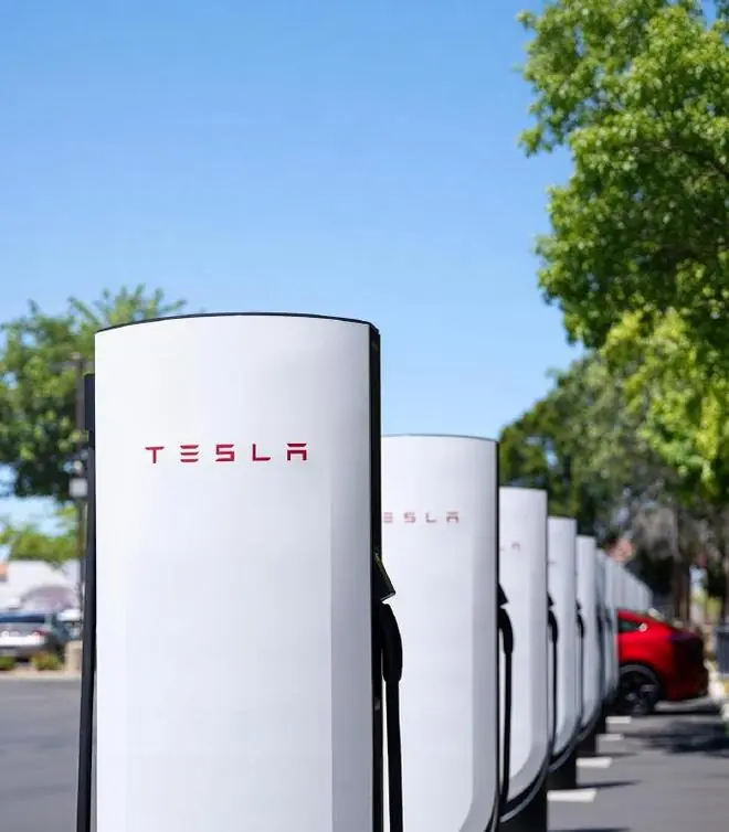 特斯拉全球超充桩突破8万根，第二季度新增2700根