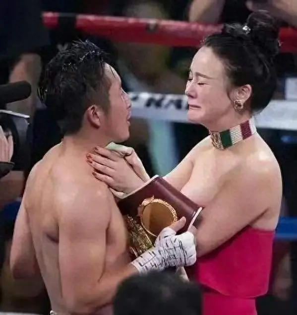 一边哭穷卖惨，一边马尔代夫豪华度假，邹市明夫妇给穷人走了个样