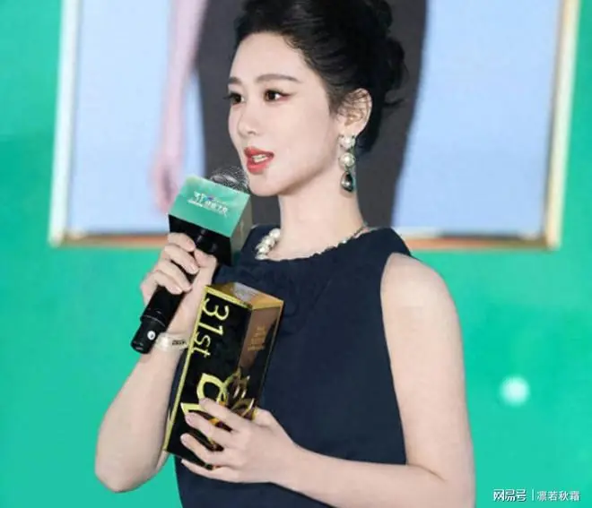 33岁杨紫封白玉兰视后遭围攻，整容陪睡引争议