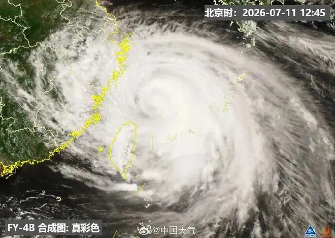最高等级!今年首个暴雨红色预警发布!台风“巴威”路径又变了,为何又减弱为台风级?专家解析