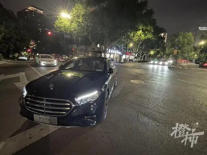 46万元新车到手4小时就故障了！杭州奔驰车主提车当天方向盘三次卡死，厂家拒绝退换车，“只需升级软件”