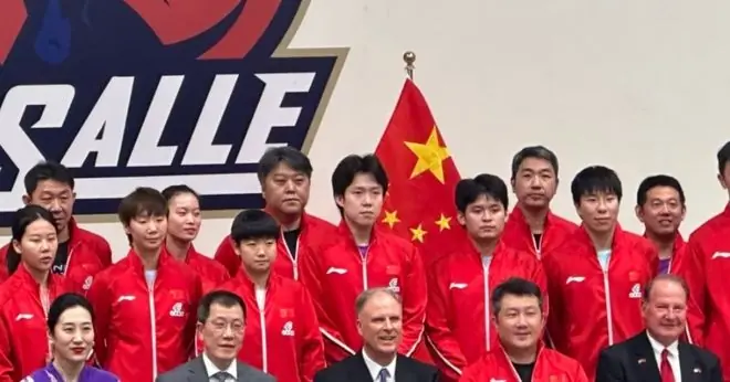 孙颖莎大合影稳居C位!活动笑到捧腹 瑞典大满贯冲7冠再创历史?