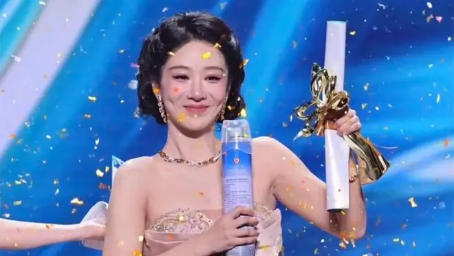 杨紫首位90后白玉兰视后：奖项不该是一场饭圈战争！
