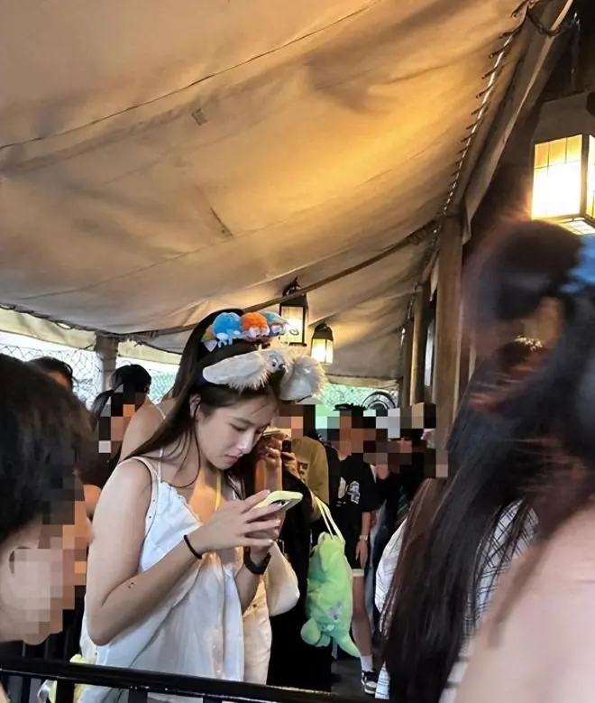 李兰迪环球影城素颜生图流出，个子娇小仅158，颜值碾压全场路人