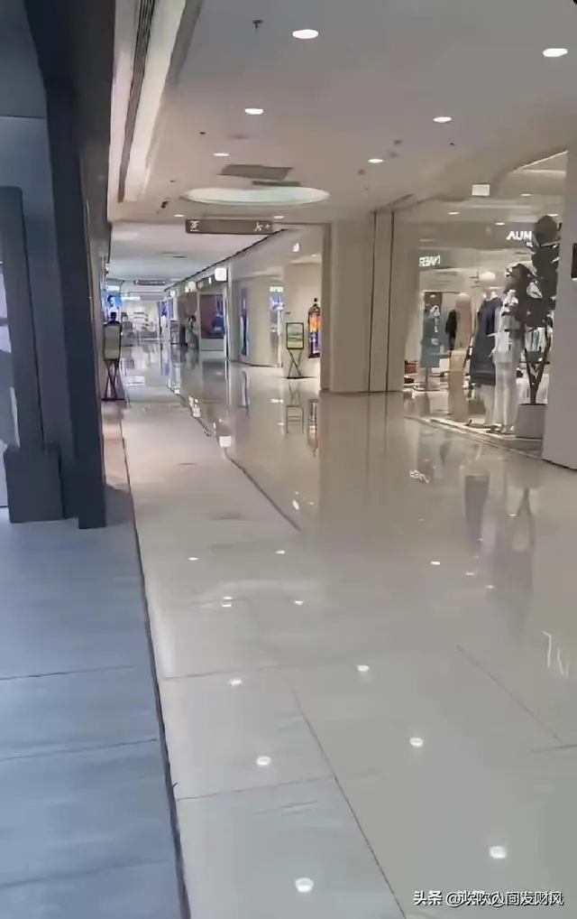西安人用脚投票，把赛格逛空了