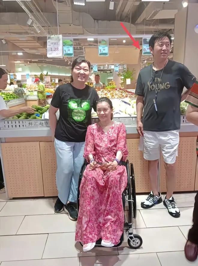 45岁桑兰一身碎花裙，瘫痪 28 年逛超市被偶遇