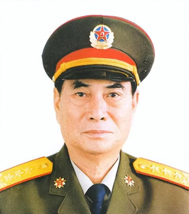 55年陈赓看好一个小参谋，点名要培养他：40年后此人成军委副主席