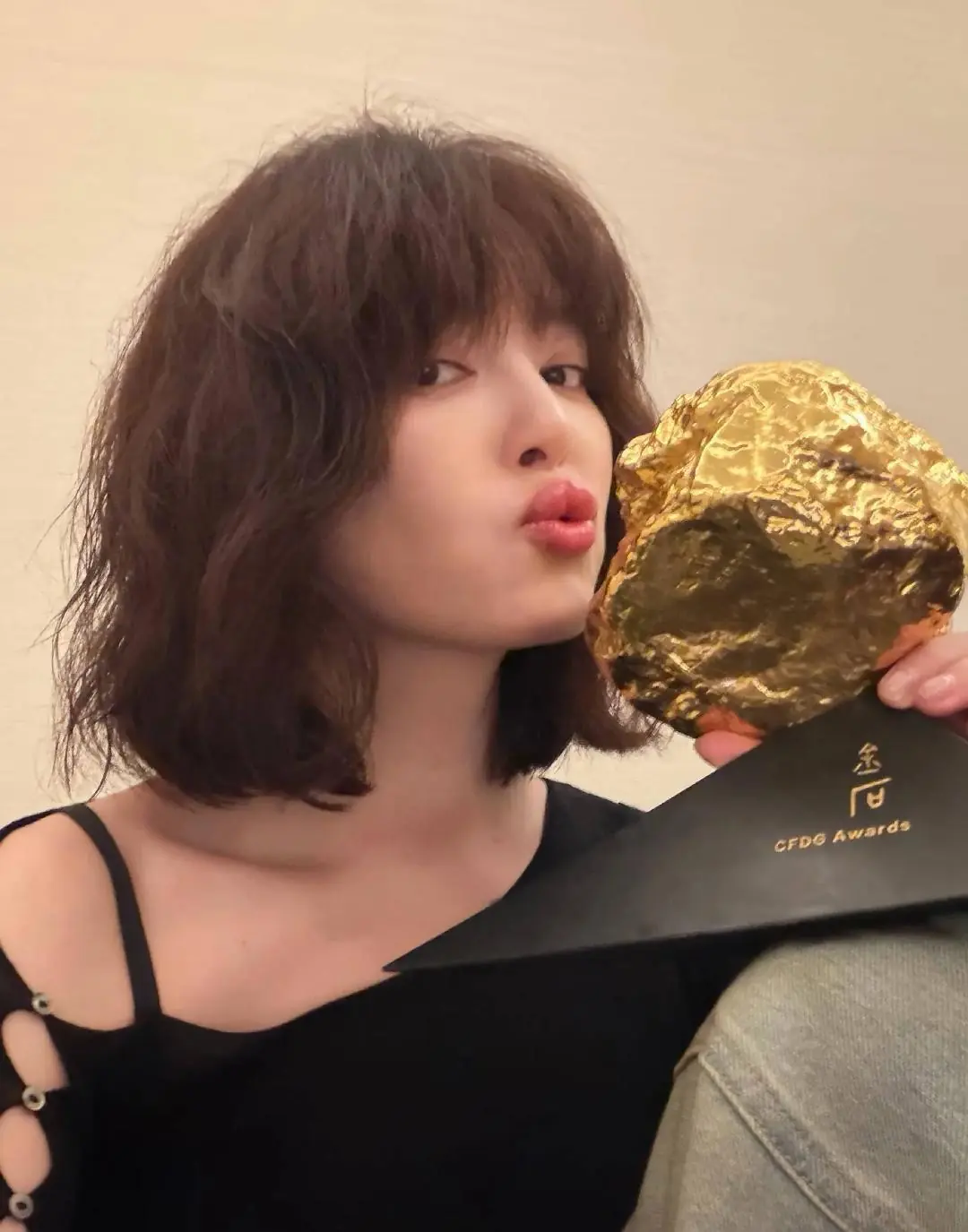 辛芷蕾晒导协奖杯照 公开发文回应：同心破浪，继续努力！