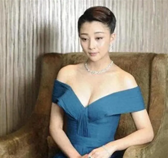 多年过去，当初那个抢李小冉男朋友的殷桃，如今过的怎样呢？