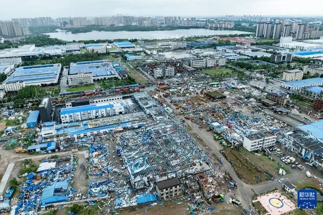 湖北男子目睹父母被卷到百米高空后摔落，他跪在废墟里找了一整夜