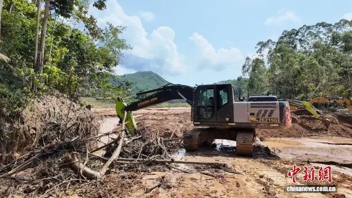 深山孤岛救援记：八小时徒步逆行 多方打通山村生命线