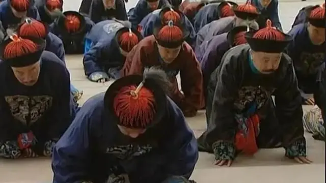 醒醒吧：吹捧君王制，是跪在奴隶社会的废墟上舔骨头