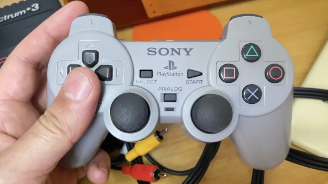 索尼曾研发内置PS1游戏的手柄原型PUGA,因版权分歧流产
