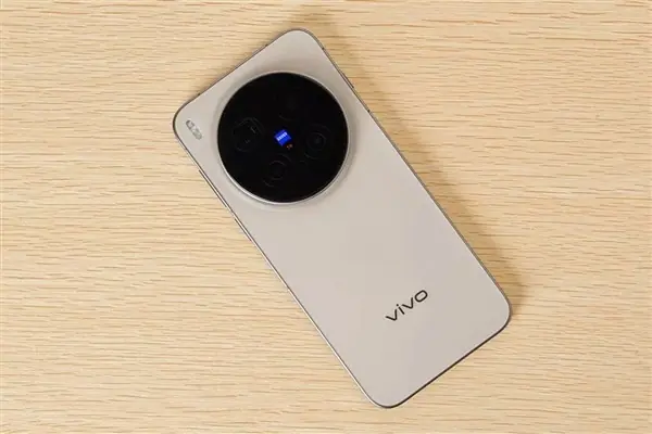 vivo X300E首发骁龙8 Gen5，7100mAh+三摄旗舰登场