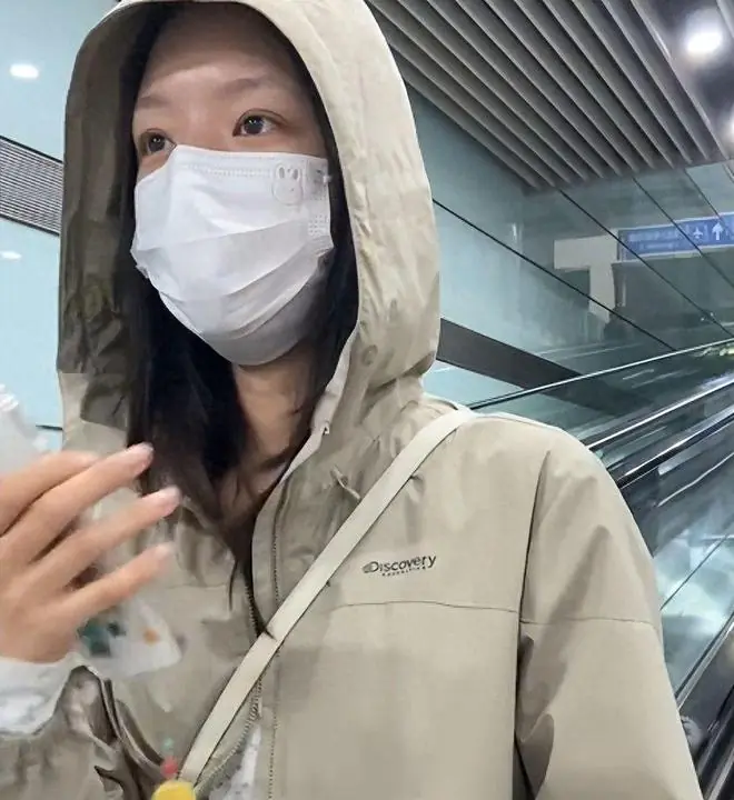 26岁任敏呼伦贝尔被偶遇，穿蒙古袍喂羊被拱，皮肤白皙蒜头鼻抢镜