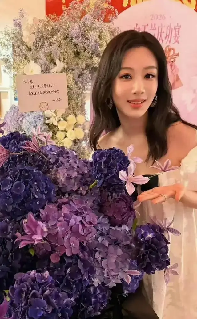 杨紫白玉兰庆功宴来咯！花海满场、老友齐聚四提终圆梦的温柔时刻