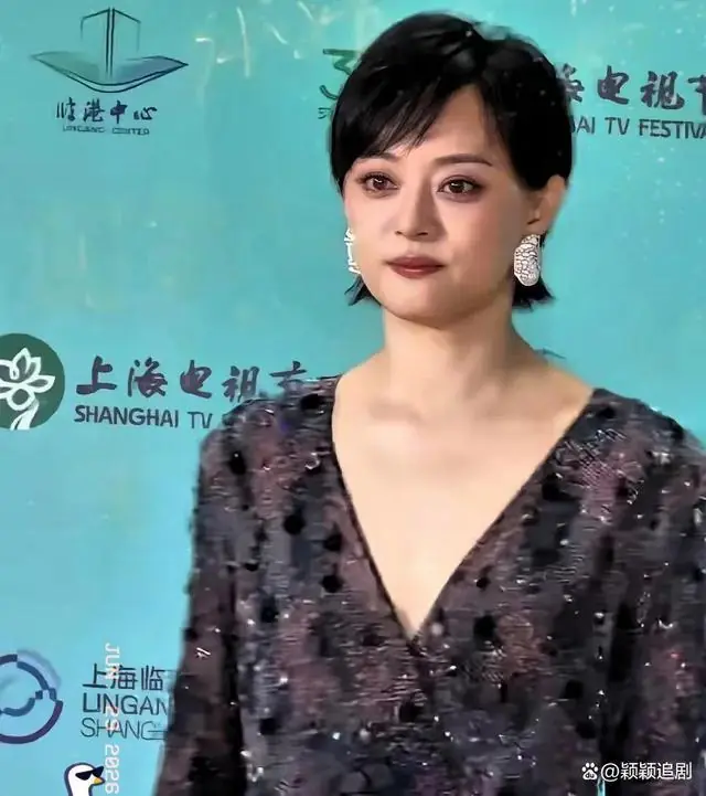 孙俪在后台逮住杨紫，开口就问：拿了白玉兰，有新戏能不能推荐推荐我？杨紫接得飞快