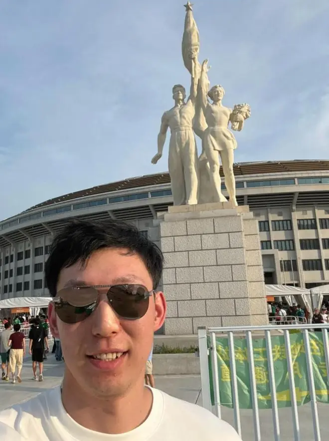 支持同城球队，周琦晒工体照：三里屯国安打卡！