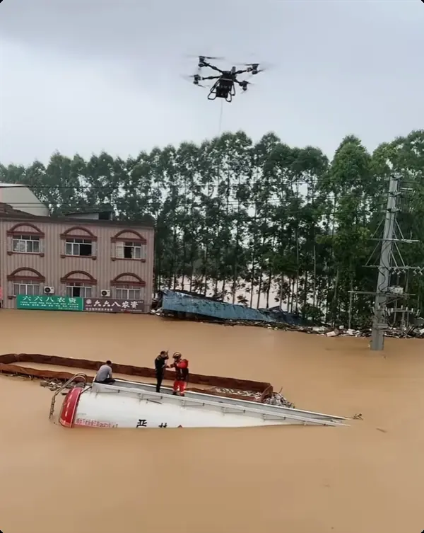 广西横州洪灾中无人机构建空中文通与物资投送生命线