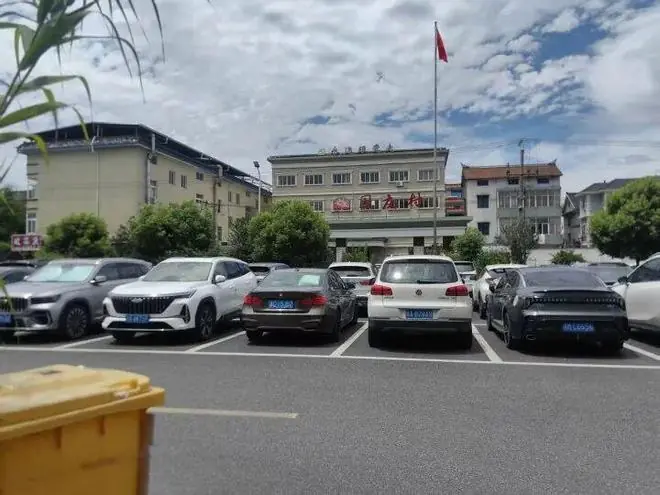 杭州车主把燃油车停在充电车位，回来发现车被上锁，最后交了一百块钱……