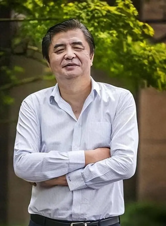 原来他俩已离婚，如今一个在日本孤独终老，一个在上海娶将军之女