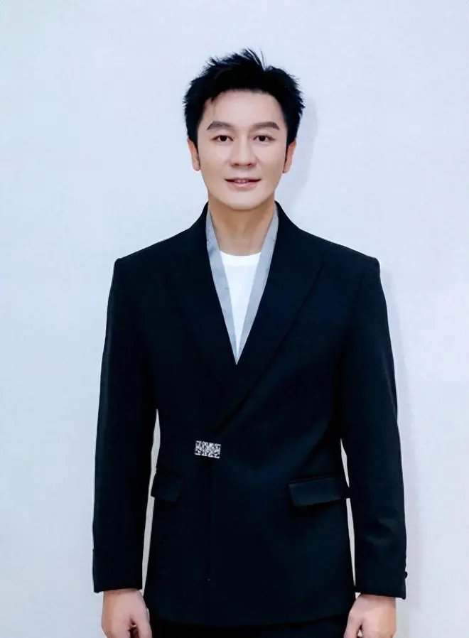 恭喜！47岁李晨官宣喜讯，赠豪车，公开晒结婚照，网友：新婚快乐