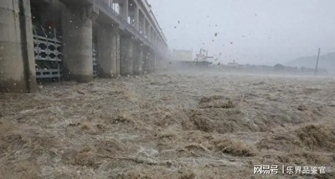 车辆被淹、积水齐腰，辽宁下大暴雨只是开始，更大考验还在后面