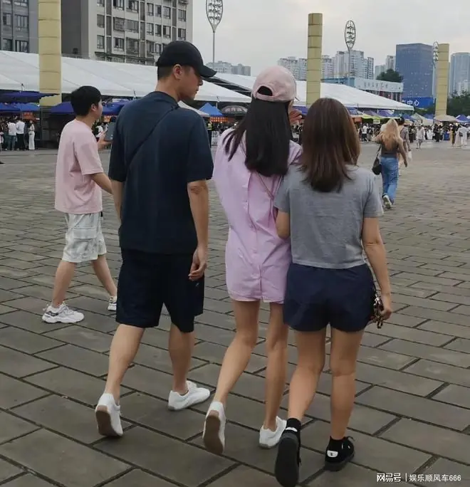 任重孙骁骁首次公开出镜，42岁孙骁骁看着像20岁的大学生！